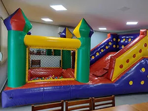 Aluguel Tobogã com Piscina de Bolinhas Inflável Foto 2